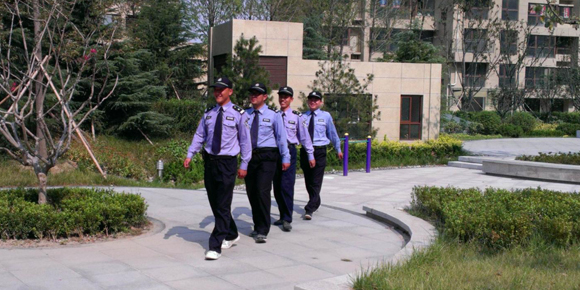 小區(qū)業(yè)主，樓道堆放雜物、停放電動(dòng)車充電，都屬違法行為！